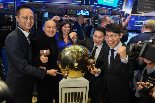 12일(현지시간) 미국 뉴욕증권거래소(NYSE)에서 진행된 중국 텐센트뮤직의 상장 기념식에서 텐센트뮤직 임직원들이 타종을 하며 기뻐하고 있다. 중국 기술·게임업체 텐센트(騰迅·텅쉰)의 음악사업 부문인 텐센트뮤직은 이날 뉴욕증시에서 공모가(주당 13달러)보다 7.69%(1.0달러) 급등하며 화려하게 데뷔했다.      로이터/연합뉴스